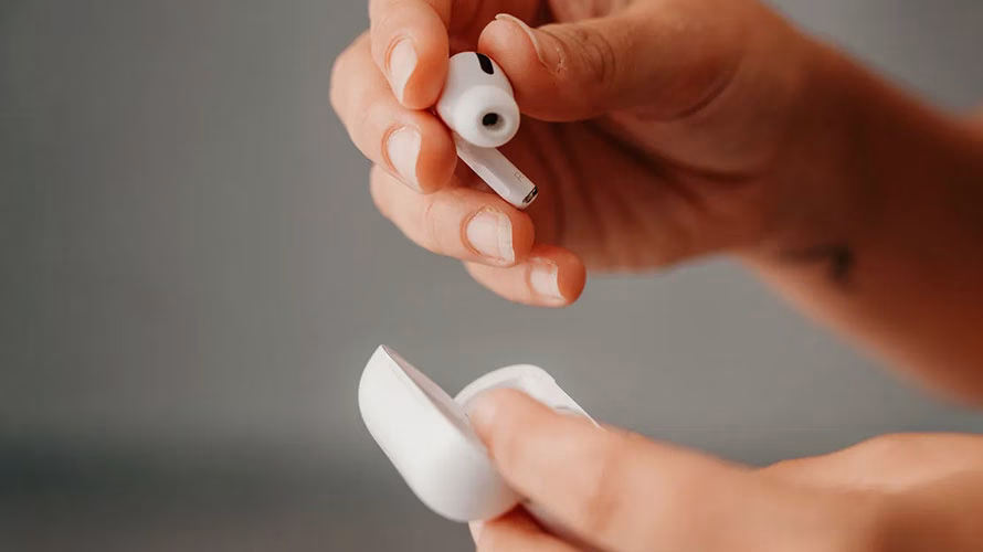 ایرباد AirPods اپل با دوربین داخلی و قابلیت‌های هوش مصنوعی